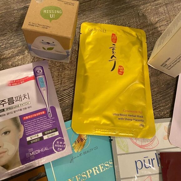 Mixed bundle of facial masks in tote and carry case - Picture 5 of 8